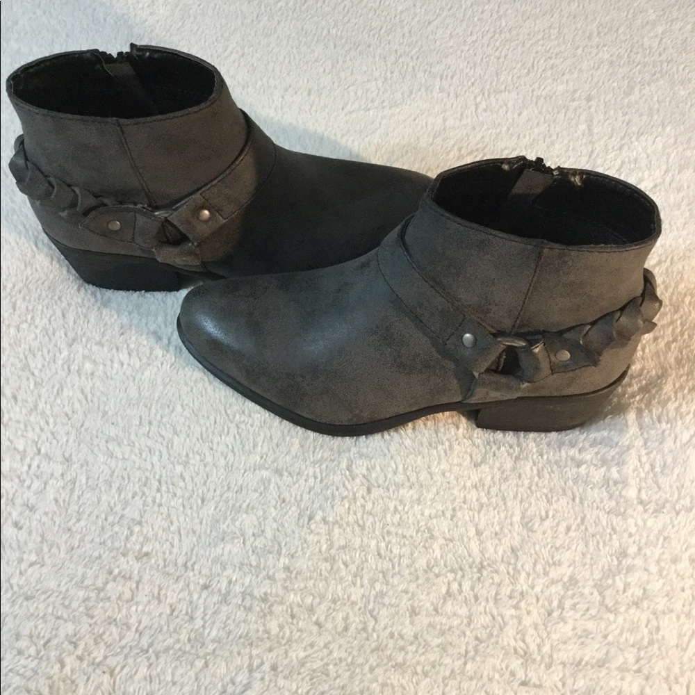 Boots - Picture 3 of 5